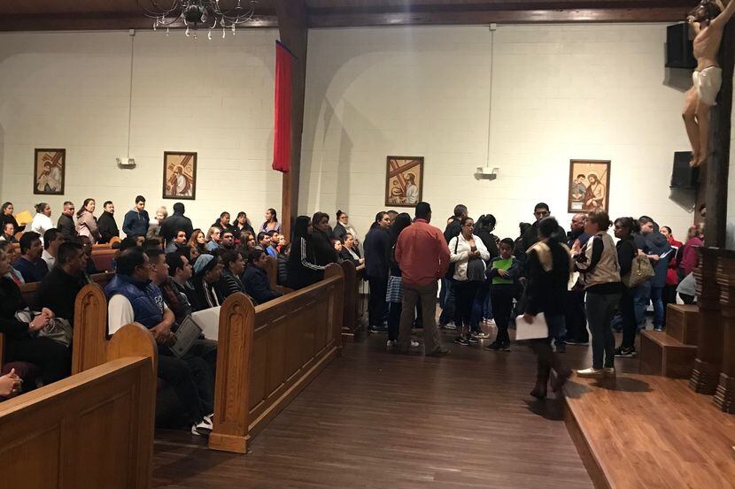 Casi 300 personas esperaban por su credencial emitida por la iglesia San Juan Diego en un...