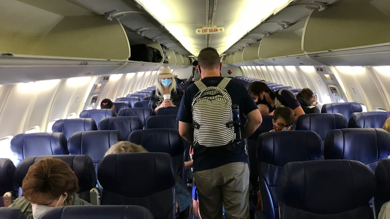 Pasajeros abordan un vuelo de Southwest Airlines en Seatac, Washington, camino a Denver,...