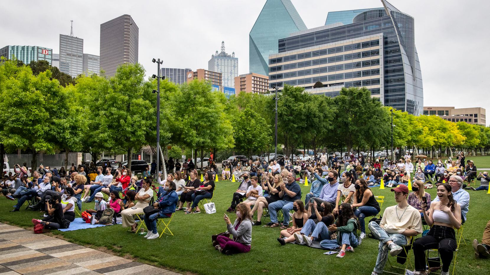 Una multitud se reúne para STRUT 2021, un evento para recaudar fondos para la preparatoria Booker T. Washington. Dos tercios de los encuestados residentes en Dallas dijeron a Frito-Lay que esperaban pasar más tiempo en exteriores este verano.