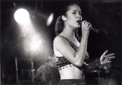 Selena Quintanilla durante un concierto el 12 de agosto de 1989 en el Memorial Coliseum de Corpus Christi, Texas.