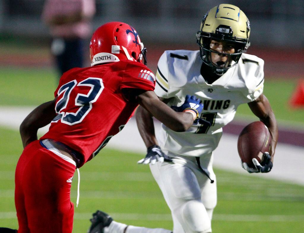 Irving High's Solomon Neal (1) rushes with the ball as Kimball High's Brendan Bolds (23)...