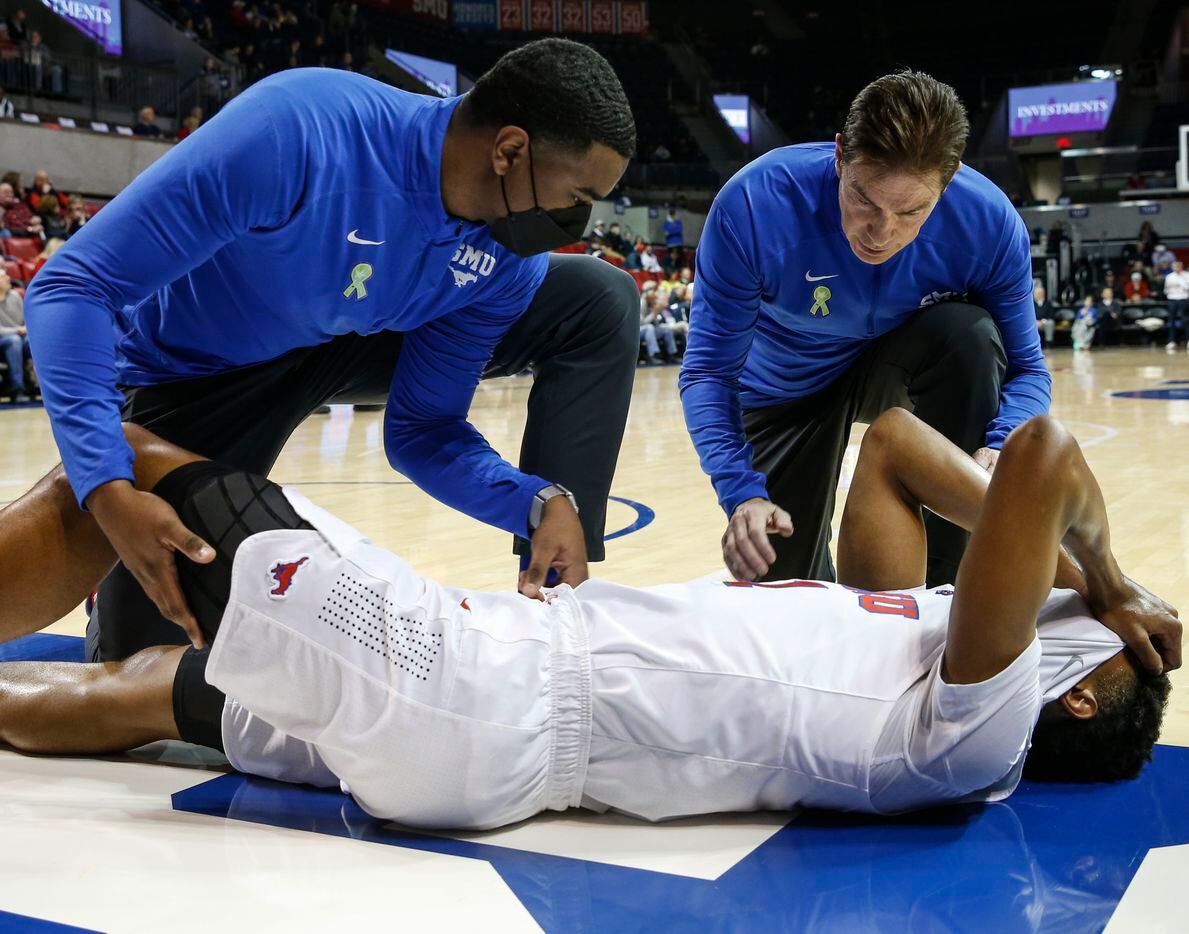 Southern Methodist Mustangs guard Zhuric Phelps (1) pulls his jersey over his head as he...