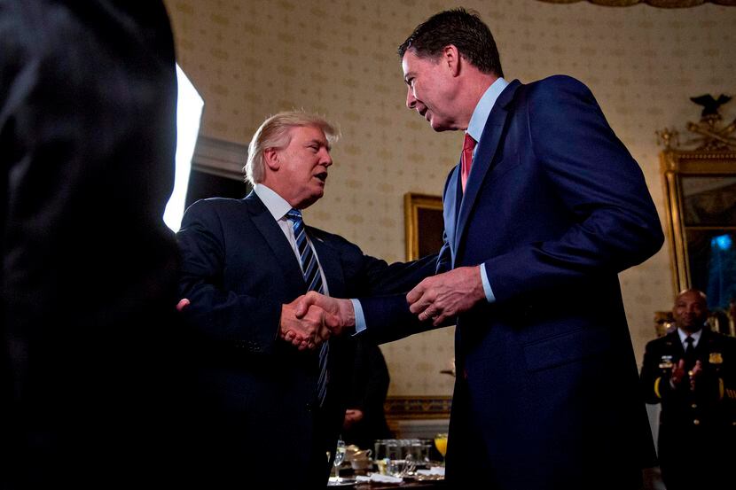 El presidente Donald Trump saluda al entonces director del FBI, James Comey, el 22 de enero...