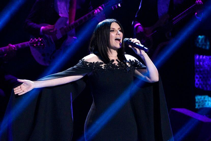 Laura Pausini interpreta "Lado derecho del corazón" en la ceremonia de los Latin Grammy en...