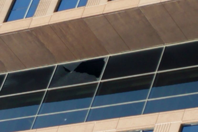 Se puede ver un gran agujero donde las balas destrozaron una ventana de un edificio en el...