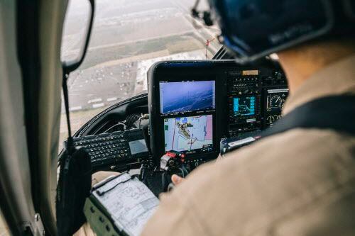 Un agente de la Patrulla Fronteriza opera una cámara infrarroja desde un helicóptero cerca...