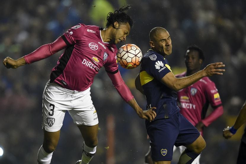El defensa Arturo Mina (izq.) y el equipo ecuatoriano Independiente del Valle eliminaron a...