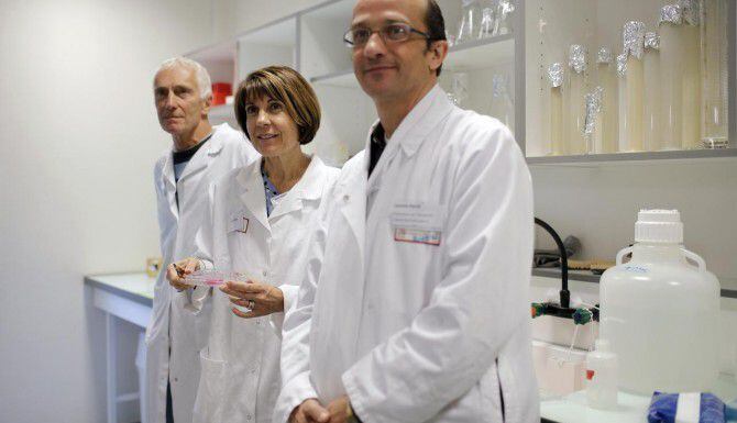 El equipo de investigadores franceses que desarrollaron esperma humana en un laboratorio....