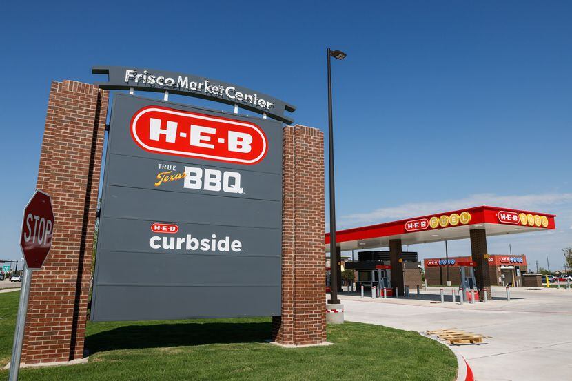 H-E-B ofrece a sus clientes una tarjeta de débito.