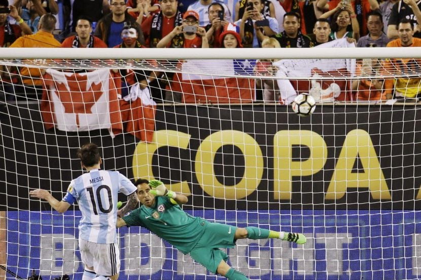 Lionel Messi de Argentina falla su penal en la ronda de penalties en la final de la Copa...