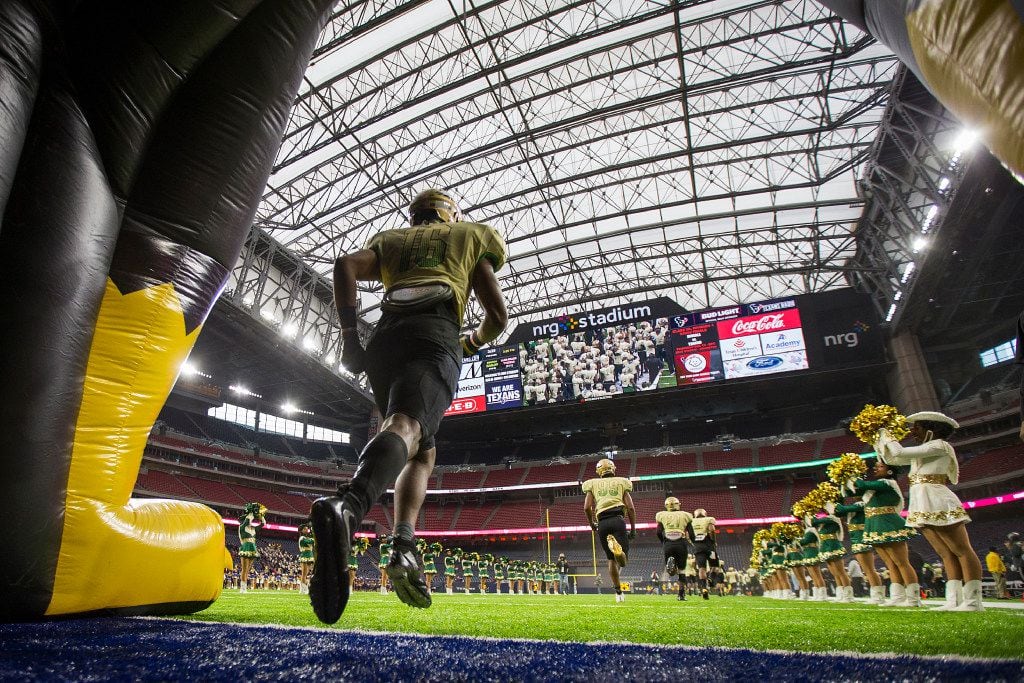 DeSoto linebacker Ashton Brooks (16) takes the field before a UIL Class 6A Division II state...