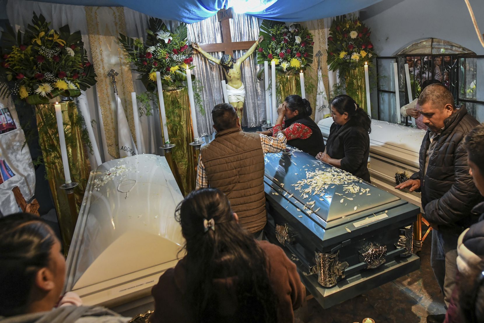 Familiares rodean los ataúdes con los restos de Jair Valencia, Misael Olivares y Yovani...