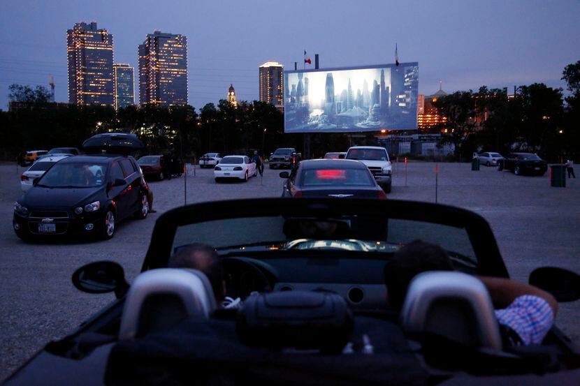 El Coyote Drive-In en Fort Worth es una de las opciones para ver cine con distancia social.