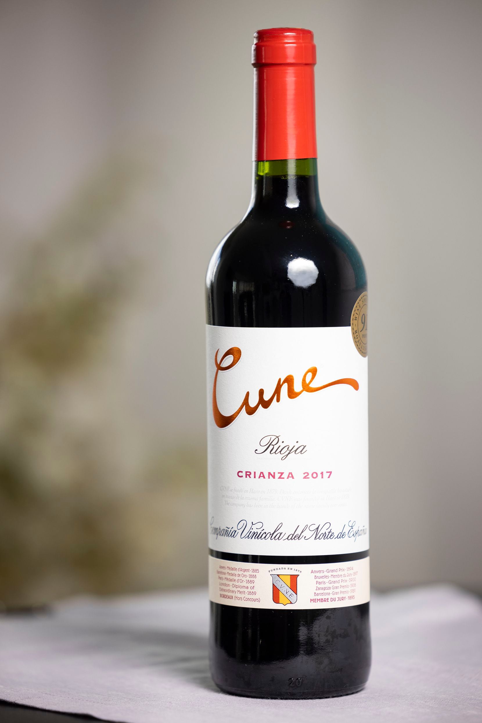 A bottle of Cune Rioja Crianza 2017 
