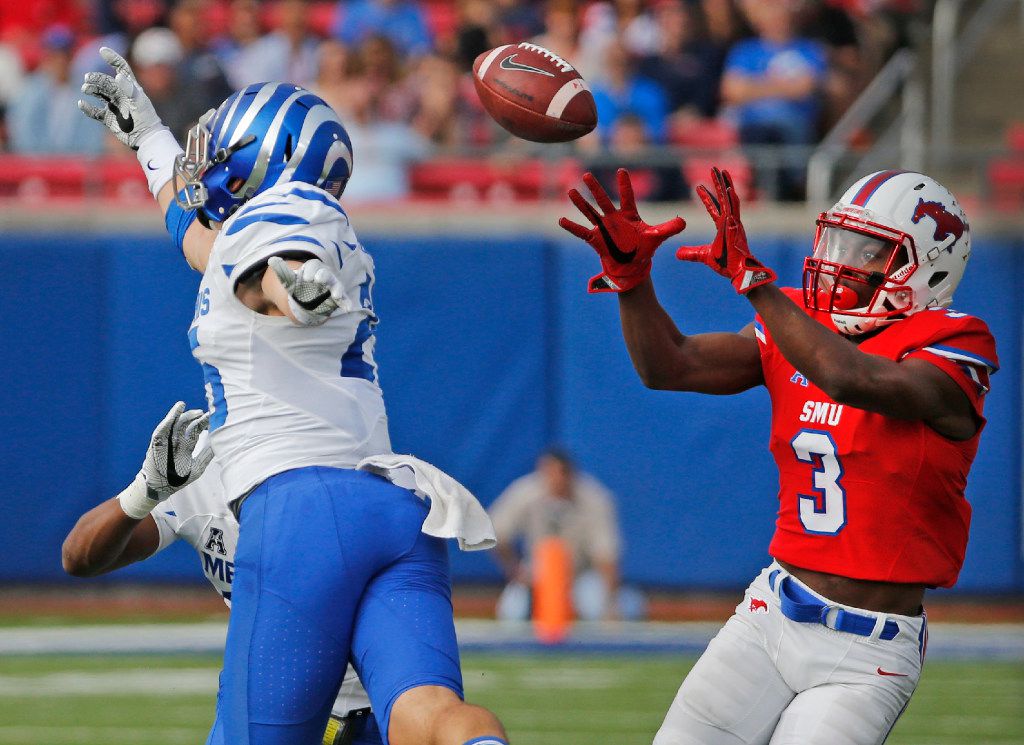SMU wide receiver James Proche (3) can't make the catch on a first-quarter pass as Memphis...