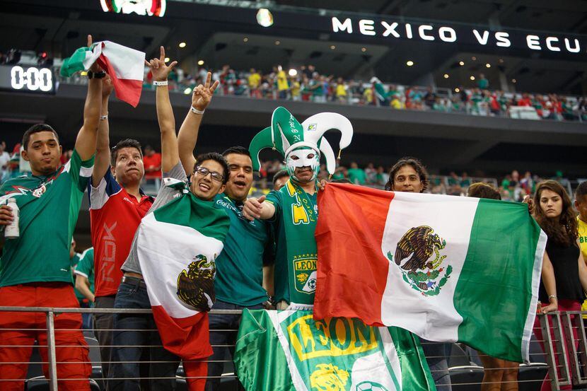Aficionados de la selección mexicana apoyan a su equipo en un partido contra Ecuador...