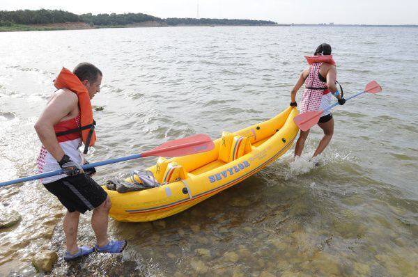 Varios lagos del Norte de Texas tienen opciones para practicar canotaje y paseos en bote,...