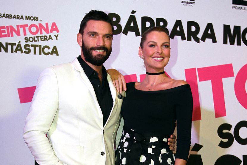 En este momento los actores Julián Gil (izq.) y Marjorie de Sousa (der.) están en medio de...