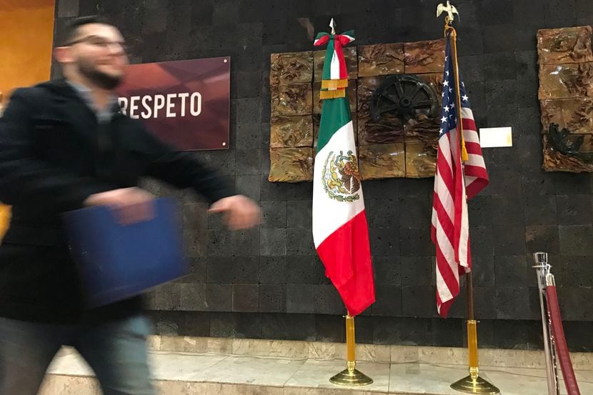 Las banderas de México y Estados Unidos en el Consulado Mexicano en El Paso, Texas. AL DIA
