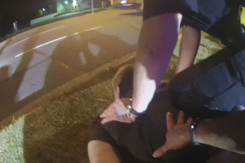 Esta captura de video muestra cómo Tony Timpa fue tratado por los policías pes a que les...