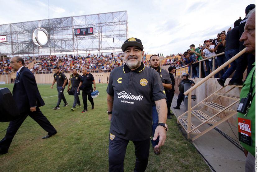 Hace unos días, medios argentinos establecieron que Diego Armando Maradona (centro) estaba...
