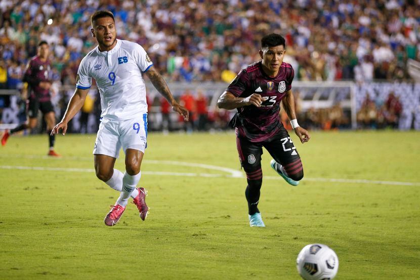 El jugador de la selección mexicana, Jesús Gallardo (23), persigue un balón junto al...
