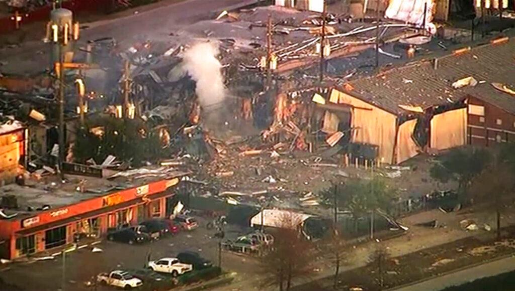 La explosión en un depósito de Houston se escuchó a kilómetros y causó dos muertes. (Marie...