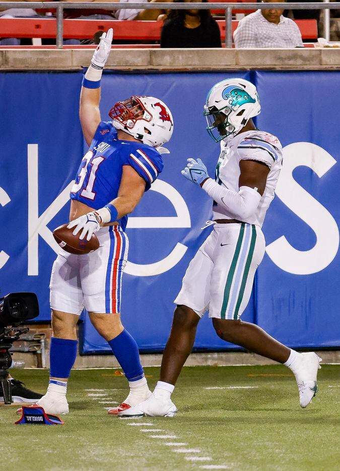 Southern Methodist Mustangs running back Tyler Lavine (31) outruns Tulane Green Wave safety...