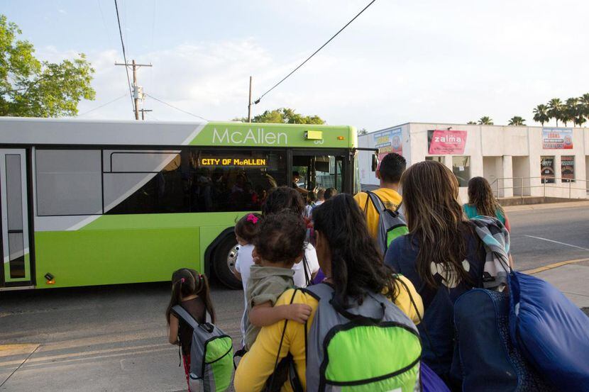 Familias migrantes abordan un autobús en McAllen, Texas. Foto AP
