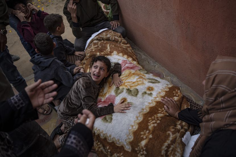 Palestinos lloran a sus familiares que murieron en un bombardeo israelí en la Franja de...