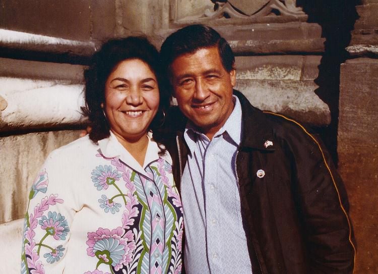 Una foto de 1974 muestra a César Chávez y su esposa Helen Chávez durante una gira europea...