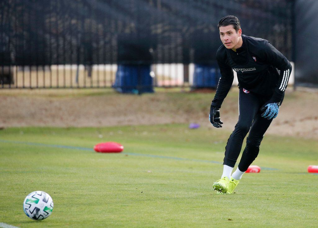 FC Dallas goalkeeper Jesse Gonzalez (1) passes the ball during the first practice of...