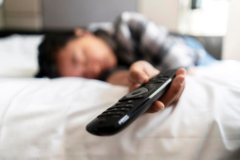 Una joven se queda dormida con la televisión encendida.(GETTY IMAGES)
