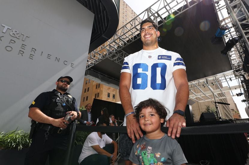 El jugador de los Dallas Cowboys, Isaac Alarcón, posa con los aficionados durante el anuncio...