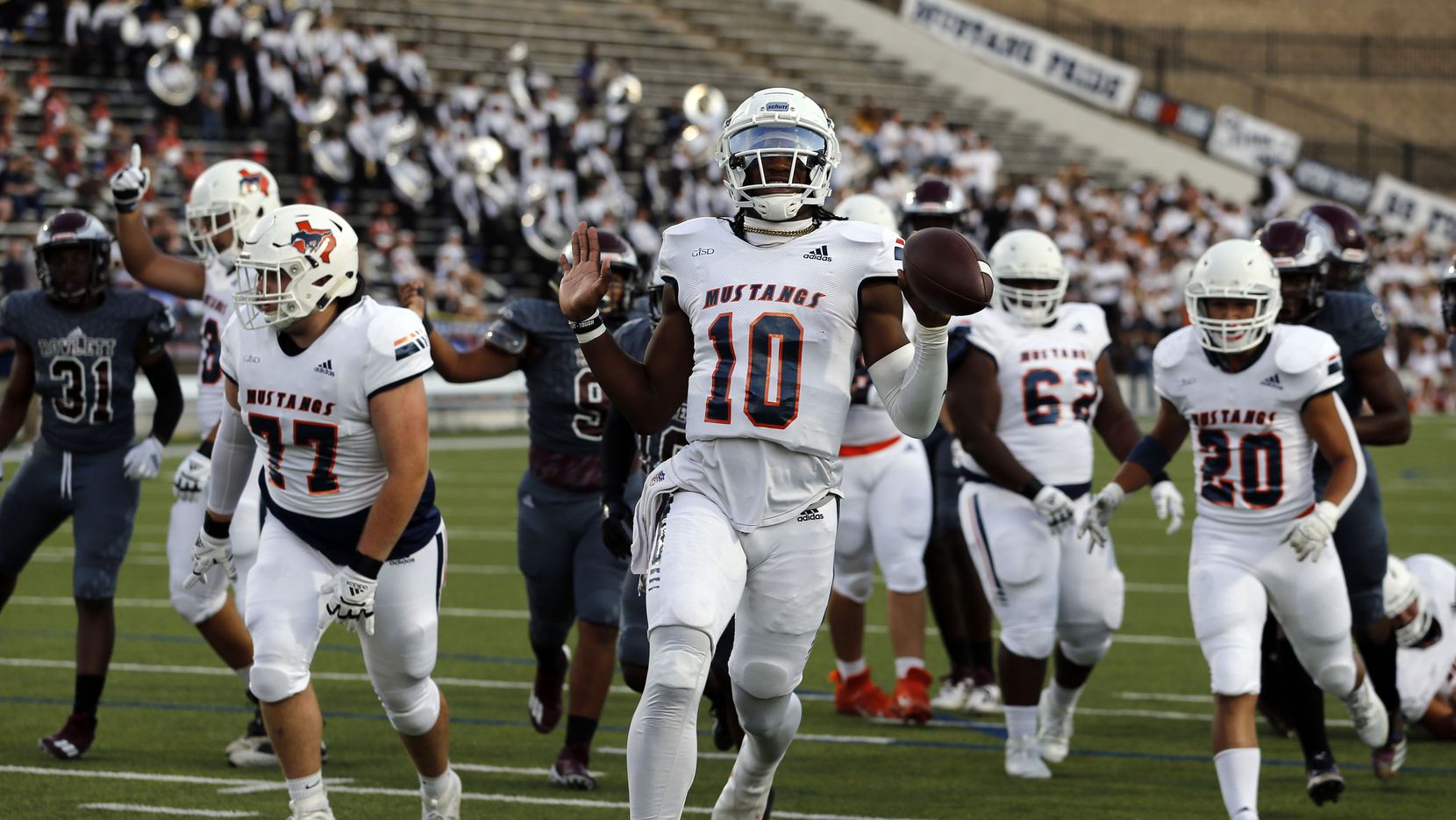 Sachse quarterback Alex Orji (10) strolls in for the team’s first touchdown in a game...