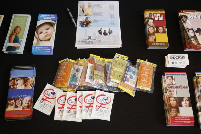 Panfletos sobre contracepción, embarazo y enfermedades de transmisión sexual durante una...