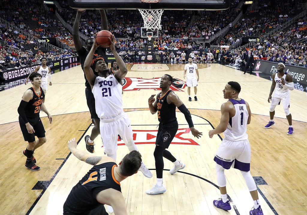 KANSAS CITY, MISSOURI - MARCH 13:  Kevin Samuel #21 of the TCU Horned Frogs shoots during...