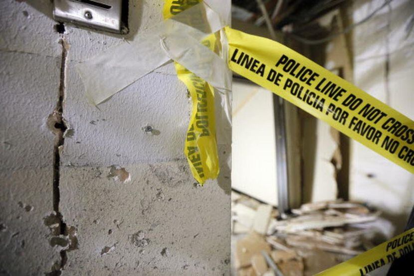 El daño de una explosión y balazos se aprecian en este pasillo de El Centro College, donde...