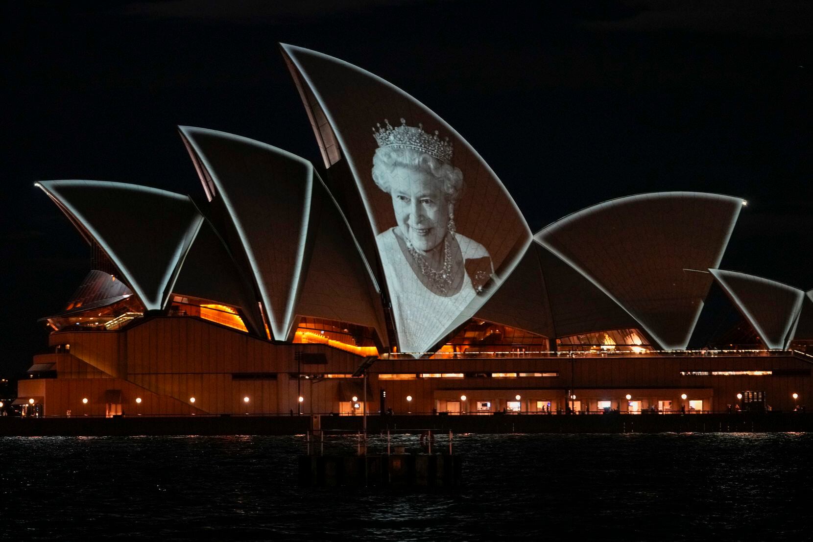 La ópera de Sydney es iluminada con un retrato de la reina Isabel II en Sydney, Australia,...
