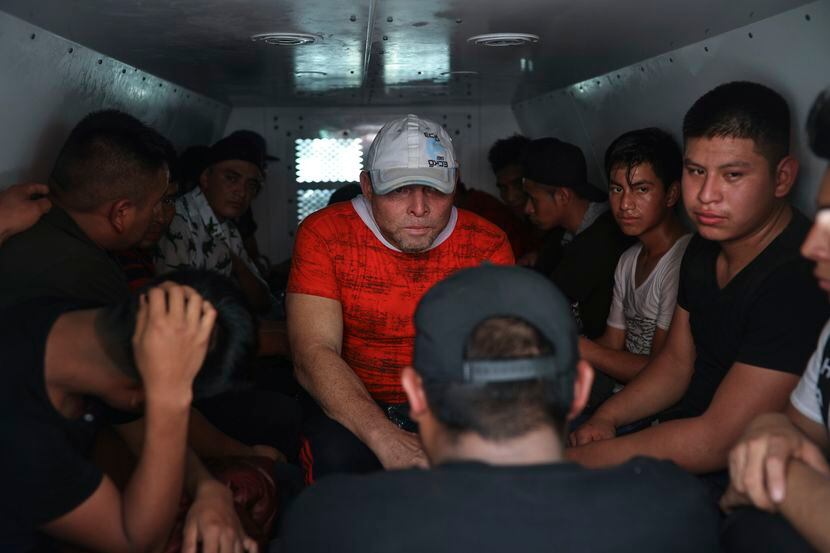 En esta foto del 26 de noviembre de 2019, migrantes permanecen dentro de una camioneta del...