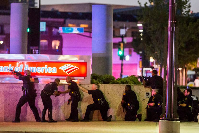 Agentes de la Policía de Dallas se apuestan en calles del centro de Dallas en respuesta a la...