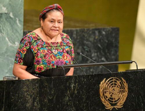 La activista por los derechos humanos Rigoberta Menchu pronuncia un discurso en un foro de...