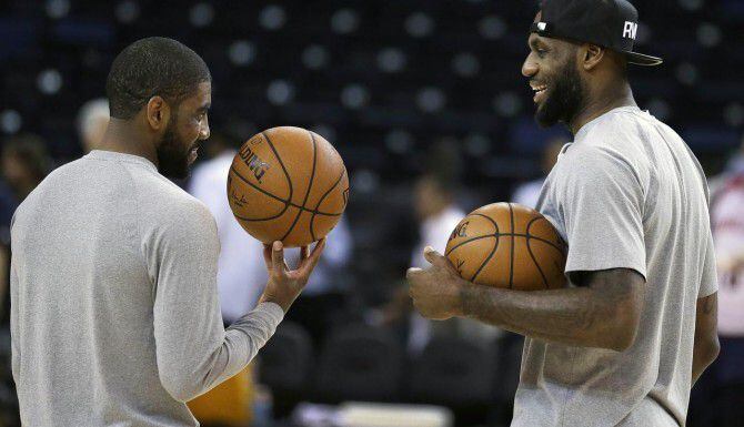 
				Kyrie Irving (izq.) y LeBron James practican de cara al primer juego de Cleveland ante...