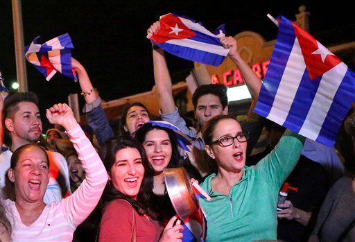 En esta imagen del 25 de noviembre de 2016, miembros de la comunidad cubana de Miami...