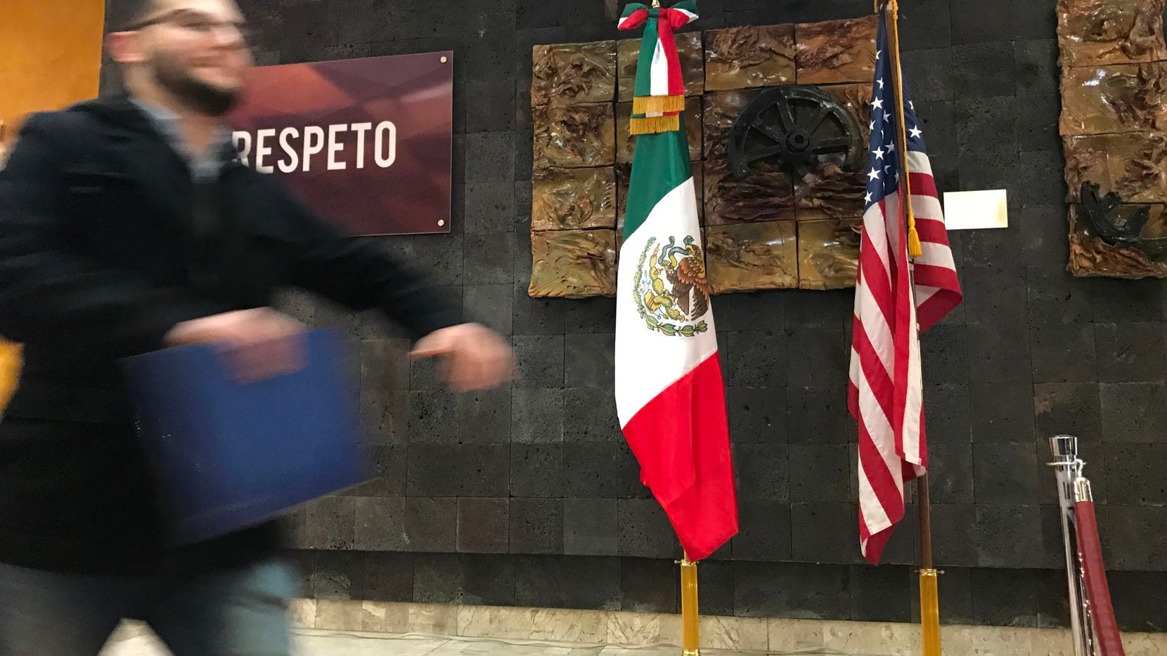 Las banderas de México y Estados Unidos en el Consulado Mexicano en El Paso, Texas. AL DIA
