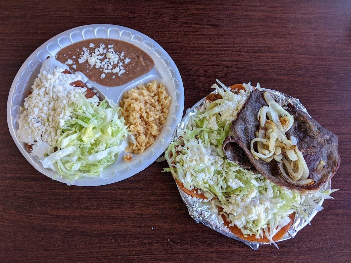 Enchiladas potosinas (izq.) y enchiladas rioverdenses en Tortilleria La Potosina en Buckner...