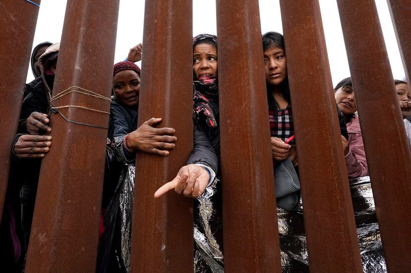 Migrantes en la frontera entre México y Estados Unidos esperando poder solicitar asilo, el...