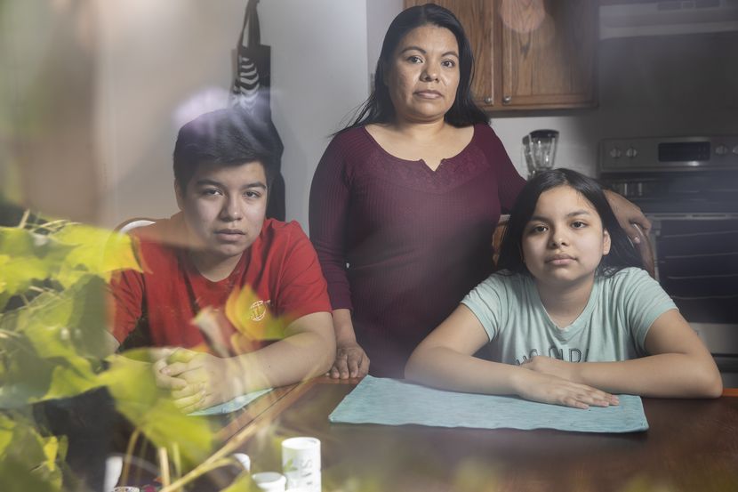 Yolanda Mendoza (centro) junto a sus dos niños, Ernesto y Bianca Núñez, de 12 y 10 años...