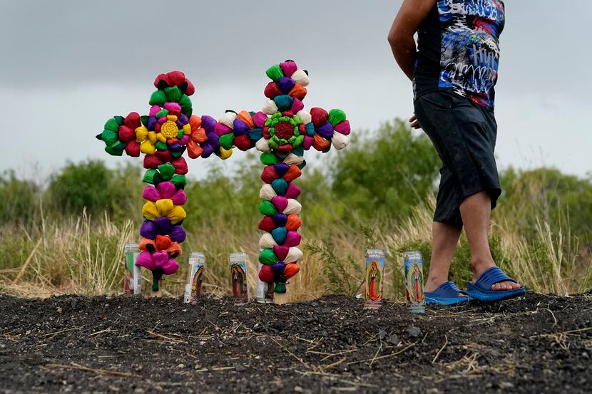 Dos cruces yacen en el lugar donde decenas de migrantes perecieron dentro de un camión el...