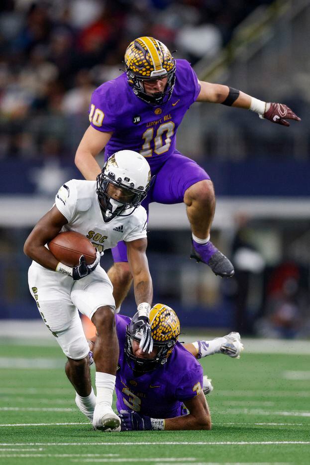 South Oak Cliff running back Ke'Undra Hollywood (12) avoids a tackle from Liberty Hill linebacker Aaron Brewer (3) and Liberty Hill linebacker Andon Thomas (10) during the second quarter of their Class 5A Division II state championship game at AT&T Stadium in Arlington, Saturday, Dec. 18, 2021. (Elias Valverde II/The Dallas Morning News)